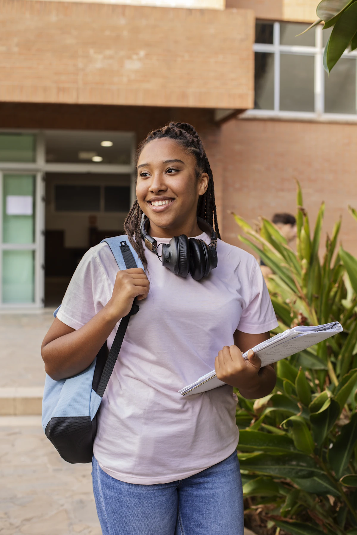 Étudiante souriante sur un campus universitaire